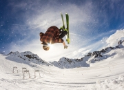 开云体育登录-铁血蓝黑碾压红牛，卡瓦哈尔的统治之夜