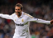 开云官方app入口-浓眉引领节奏风暴，深圳队团队篮球完胜魔术